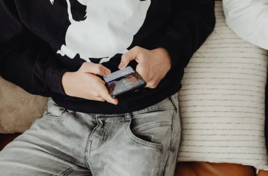 Vaše dete satima skroluje TikTok, Shorts i Reels – a stvarni život mu je dosadan